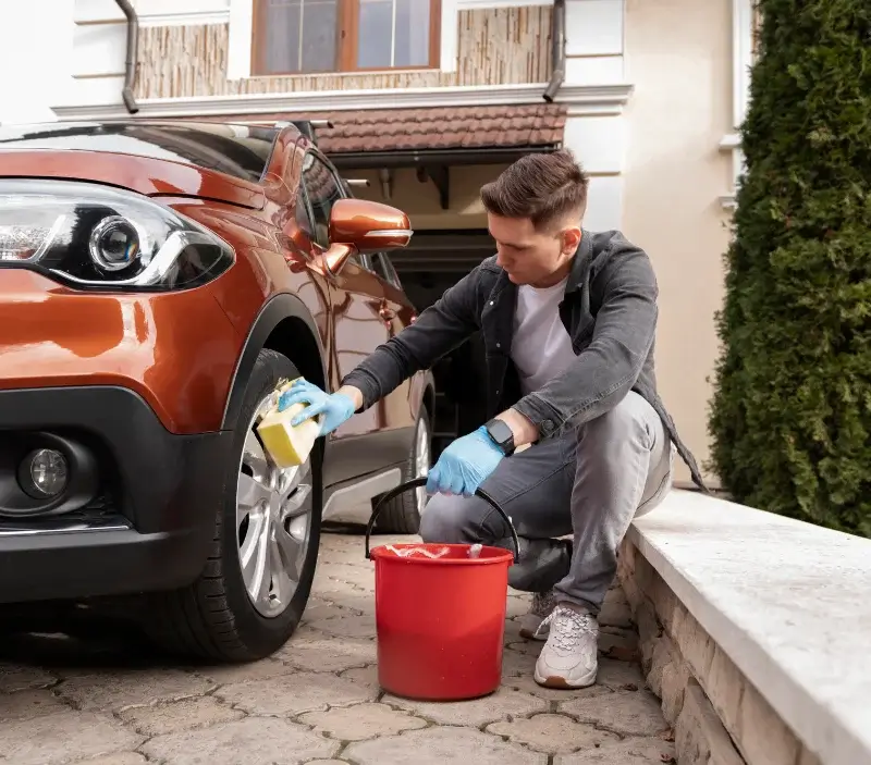 Lavage auto à domicile Gajoubert : professionnel intervenant sur un véhicule